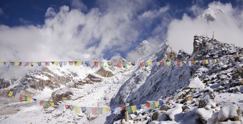Близо 1000 туристи са блокирани под Еверест