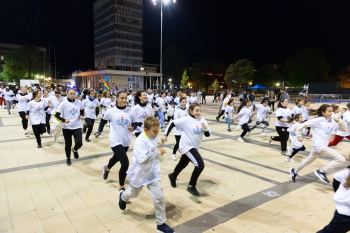 Перничани тичаха за здраве на нощен пробег