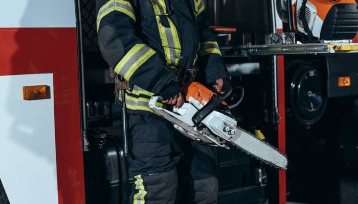 Екипи на пожарната в Кюстендил отстраняваха паднали дървета след снега в Раненци, Злогош и Богослов