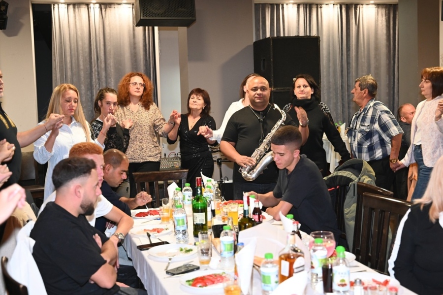Веселба до зори! Сурвакари изпратиха сезона с кукерски банкет в Симитли