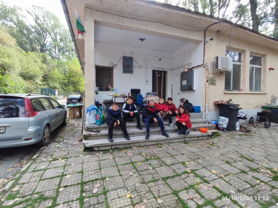 Големи сърца! Малки футболисти от „Марек“ дариха обич и грижа на кучетата от приюта в Дупница