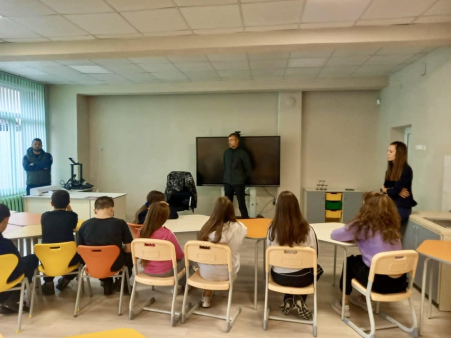 Агресията в училище и рисковете от употреба на райски газ и вейпове обсъдиха полицаи и ученици в Кладница