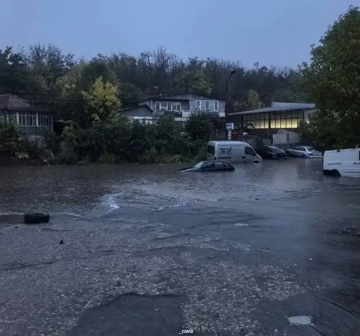 Потоп в Русе! Градът се превърна в езеро, автомобили са под вода 