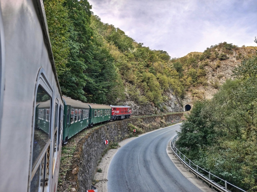 Родопската теснолинейка в топ 10 на най-живописните есенни влакови маршрути в света