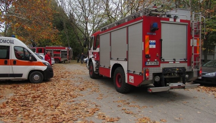 Огнеборци и медици от Кюстендил помогнаха заедно на мъж с наднормено тегло