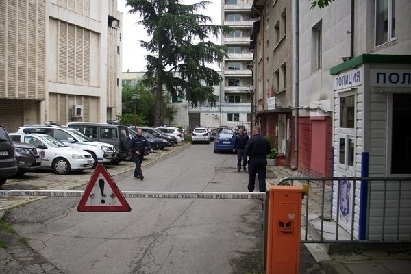 Мъж и жена от Ресилово са задържаните за взрива в двора на полицейското управление в Дупница