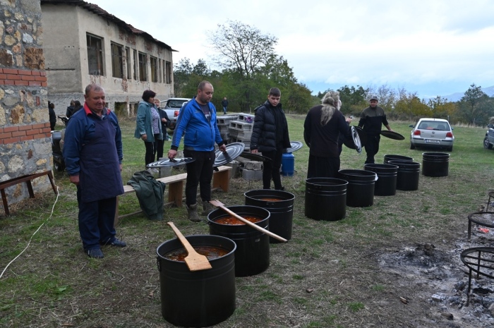 Баща и син сготвиха 10 казана курбан за св. Петка в Тросково