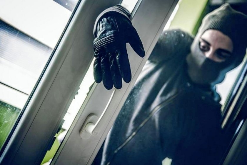 Непълнолетен обра злато и 1 500 паунда от къща в Гоце Делчев, спипаха го