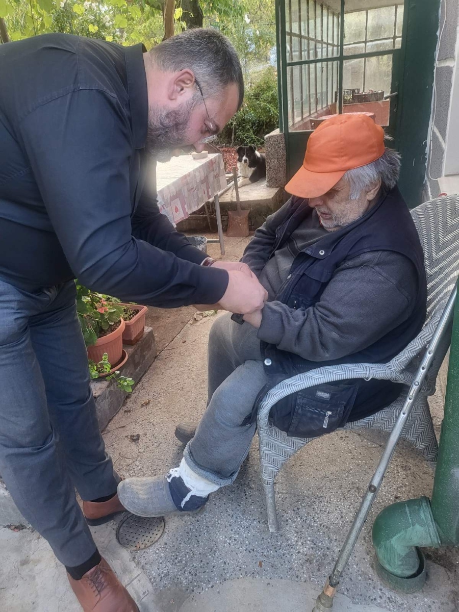 Умни гривни следят здравето на самотни възрастни хора в Кюстендилско