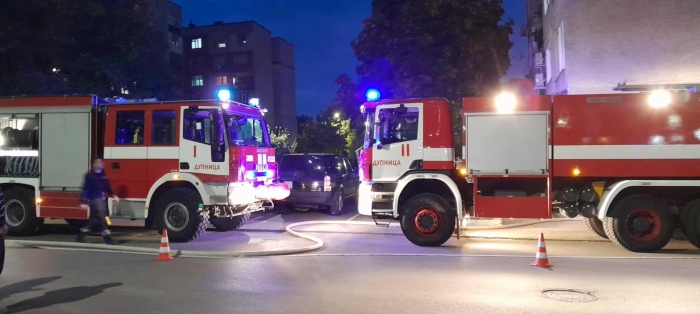 Голям пожар избухна в жилищен блок в Дупница (СНИМКИ)