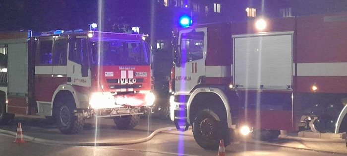 Голям пожар избухна в жилищен блок в Дупница, няма пострадали (СНИМКИ/ВИДЕО)