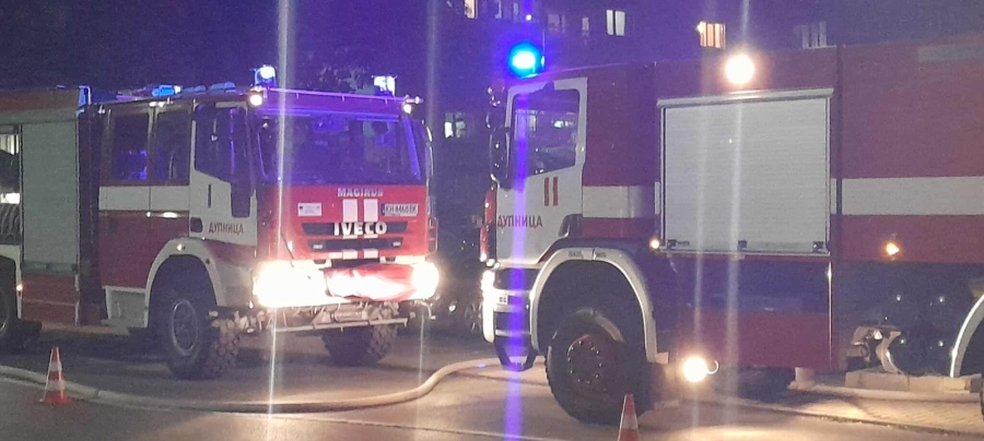 Голям пожар избухна в жилищен блок в Дупница, няма пострадали (СНИМКИ/ВИДЕО)