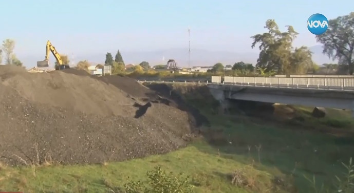 Изсипаха тонове асфалт от ремонта на „Тракия“ на метри от коритото на р. Тунджа