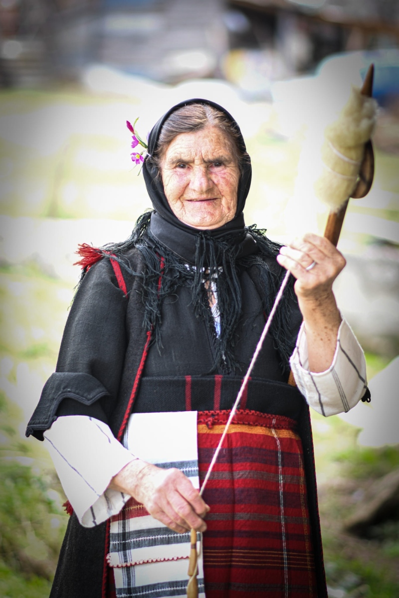 Младият колекционер Илиян Атанасовски показва автентични, над 100-годишни носии в Брежани