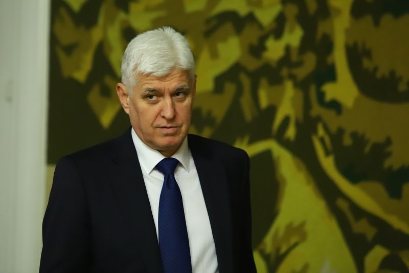 Румен Радев ще посрещне унгарския си колега със собствената си кола