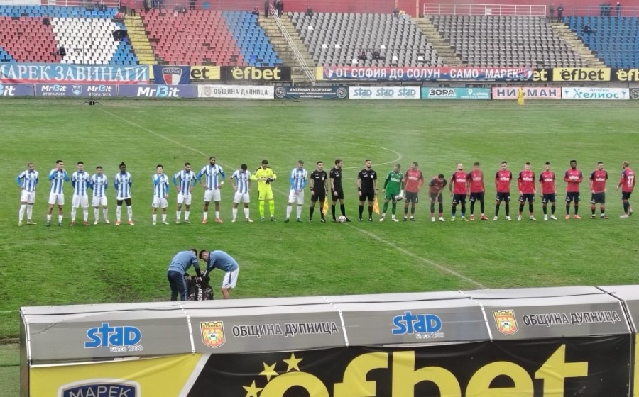 След здрава битка и червени картони! Марек измъкна точка в последната минута на продължението