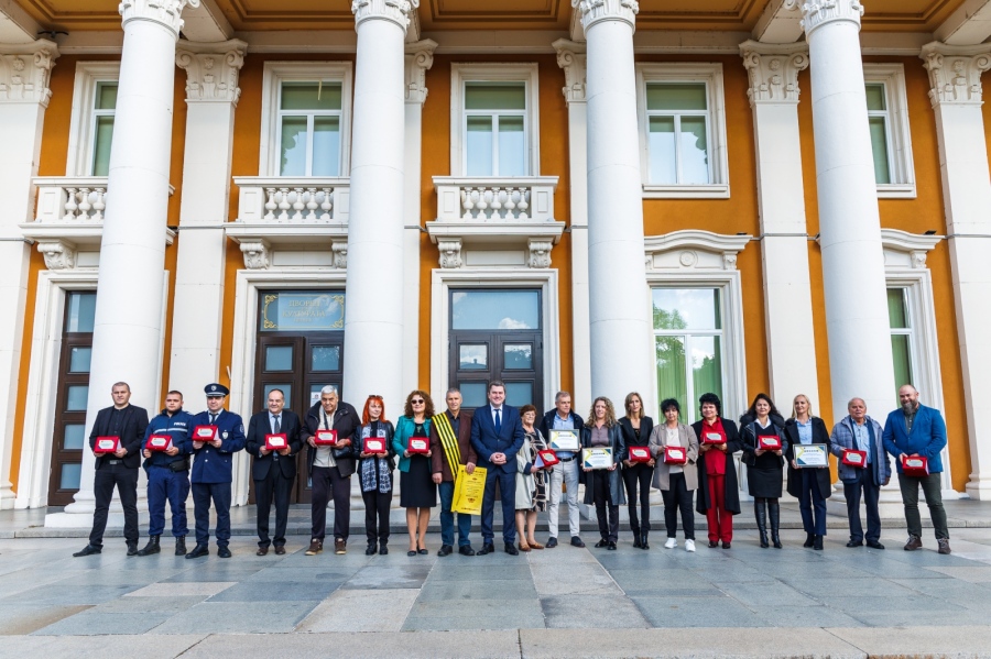 Отличиха достойни перничани с награди за принос по повод Празника на града