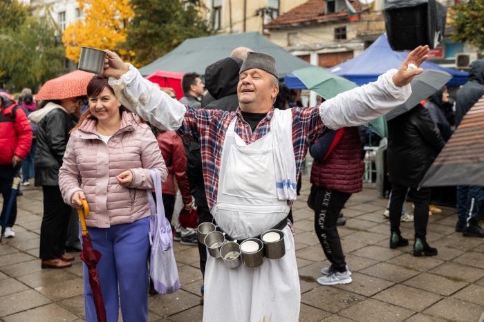 Радомир празнува: Боза на корем, гайди и кулинарни изкушения!