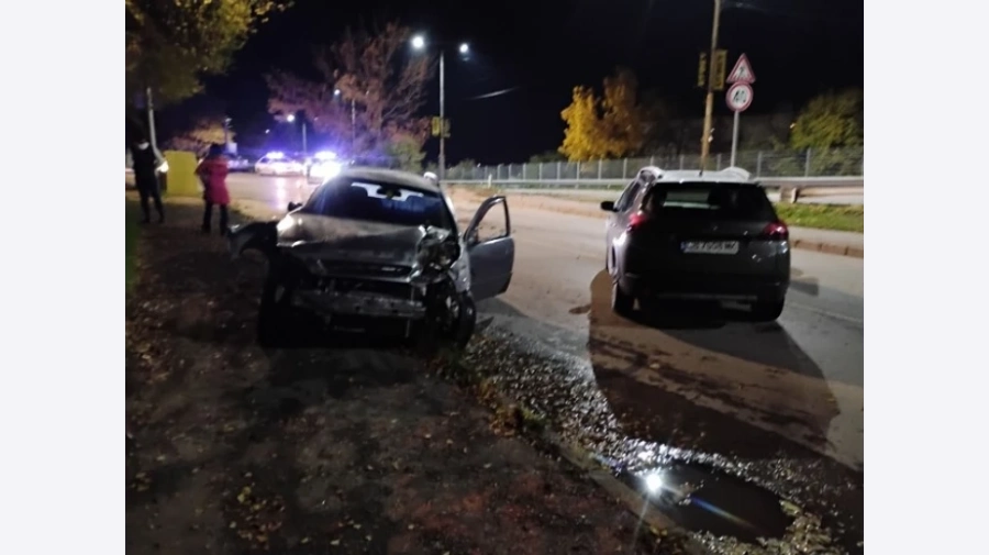 Перничанин помете мантинела, излетя на пътя и се натресе в кола на вътрешноградската магистрала, бил полицай