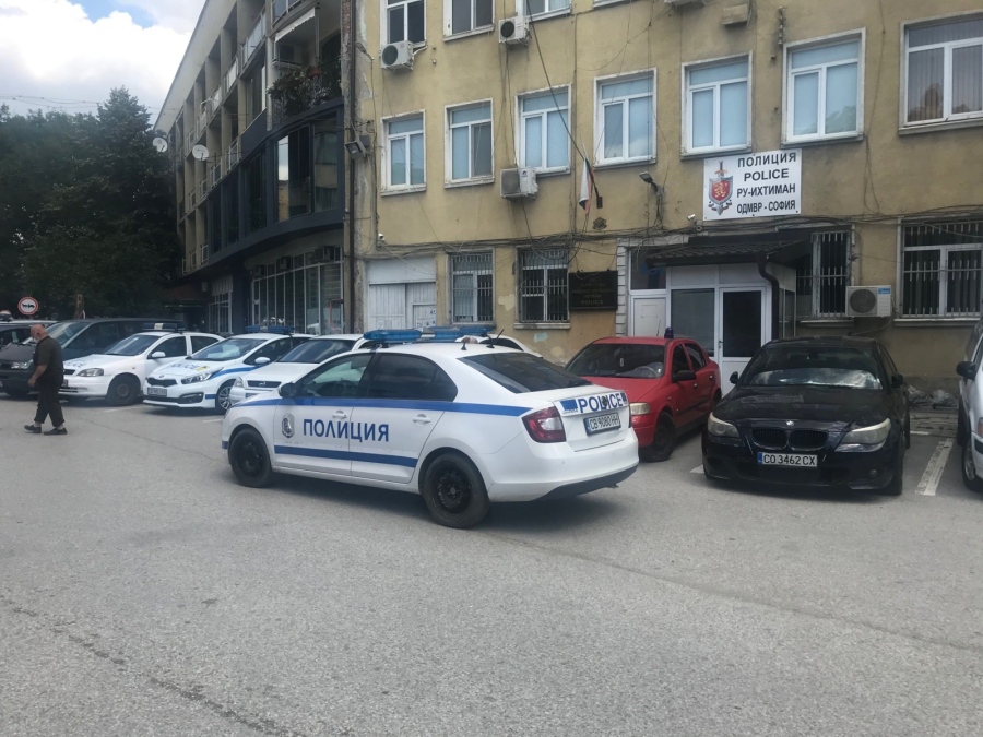 Драма на пътя! Полицаи от Ихтиман спасиха шофьор със симптоми на инфаркт