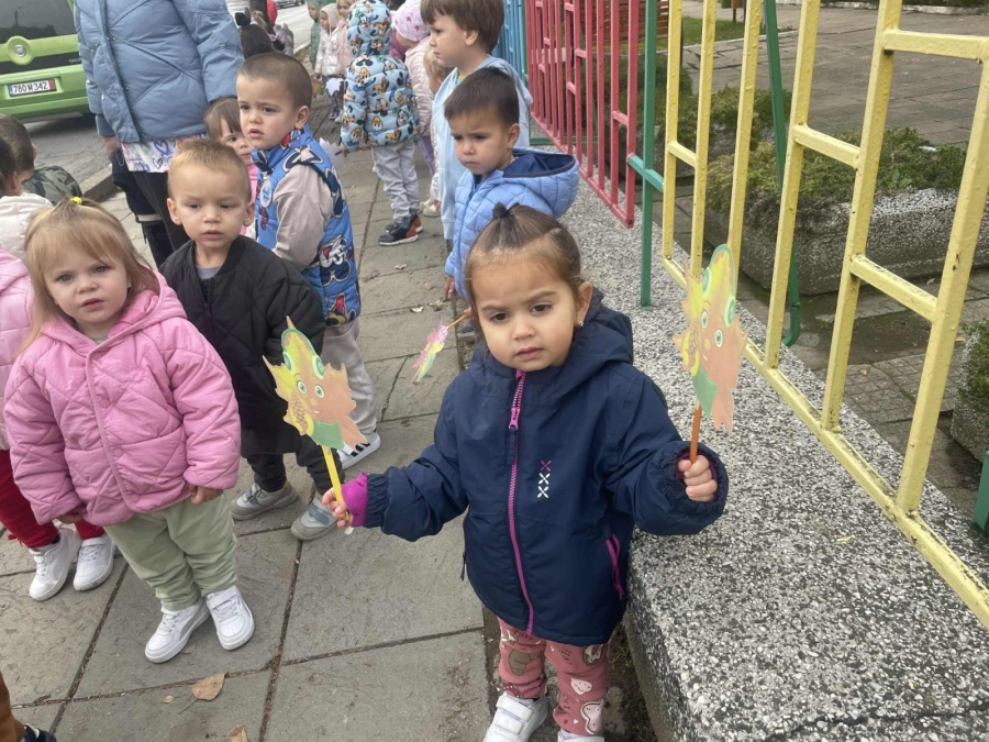 Малчугани от Кюстендил трогнаха водачи на пътя: Подариха им есенни листа с послания за безопасност на движението