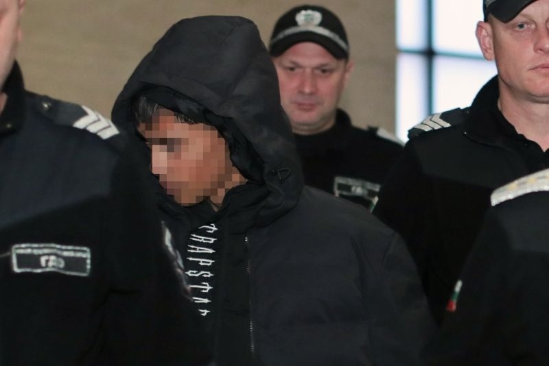 Прекъснаха два пъти гледането на мярката на 15-годишния, убил с нож връстник: Прилоша му, закараха го в \'\'Пирогов\'\'