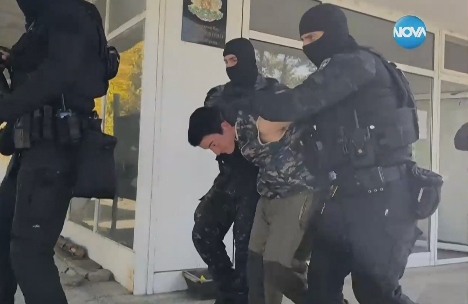 Тройният убиец от Бургаско първо намушкал с нож жертвите, после ги застрелял с пушка