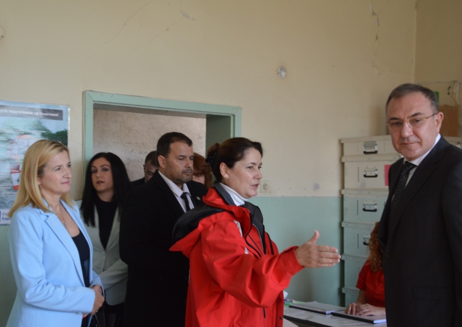 БЧК започна раздаването на храни в Благоевград, министър Гуцанов: Няма да допуснем злоупотреби