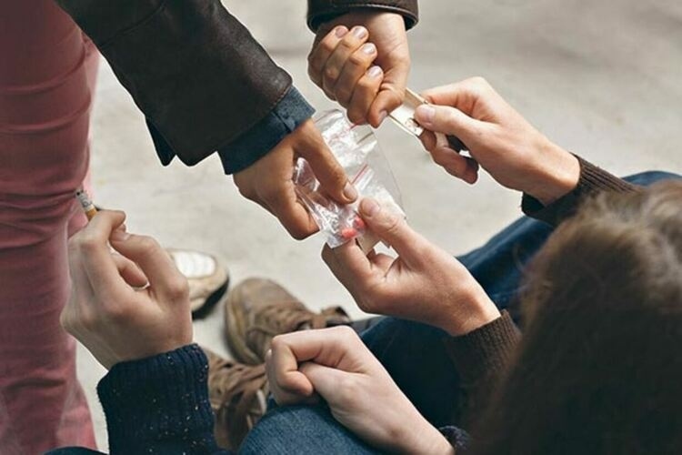 Двама задържани с екстази в двора на кюстендилско училище