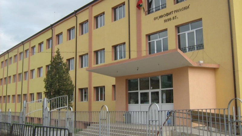 В ОУ „Неофит Рилски“ в Дупница въвеждат униформи: Родители скочиха срещу харчове след началото на учебната година