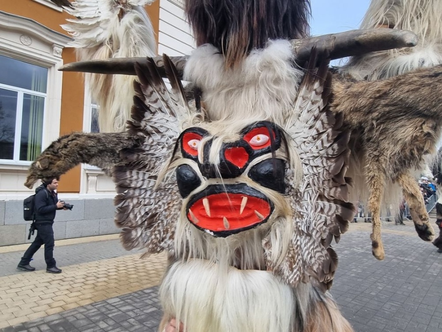 И в Джумаята скочиха срещу Хелоуин! С народни носии и кукерски маски ще бранят българското