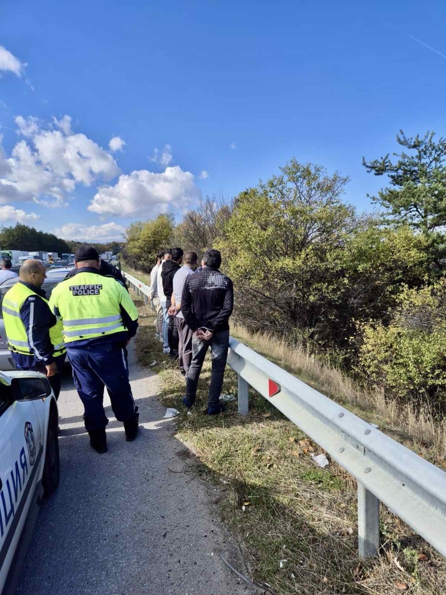 Акция на ГДБОП: Задържаха престъпна група от Перник, превозвала мигранти по автомагистрала \