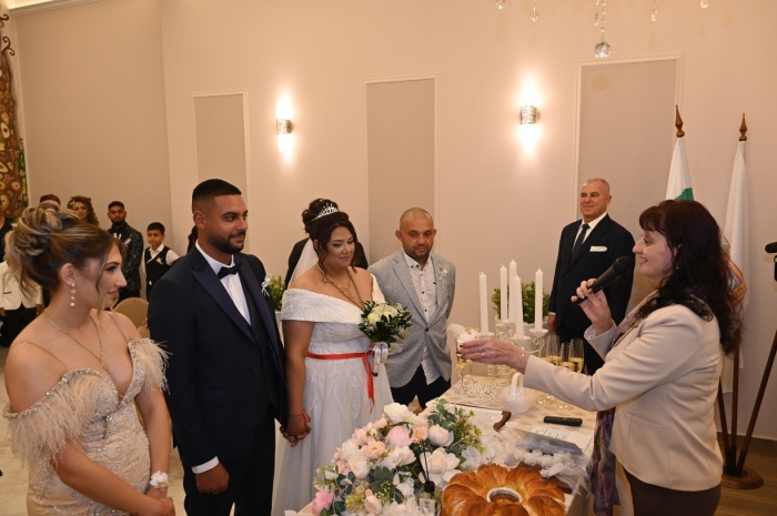 Обновената ритуална зала в Община Симитли посрещна своите първи младоженци