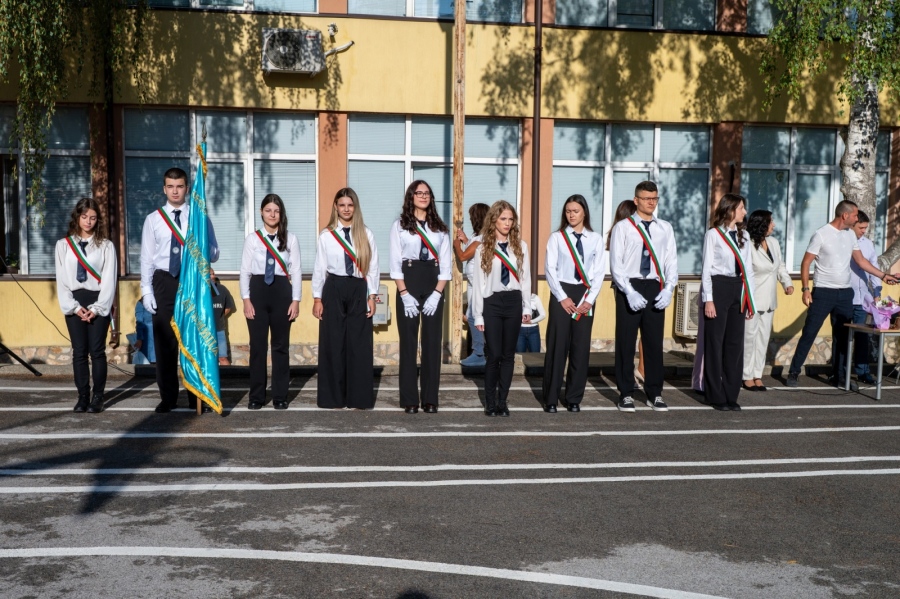 С празничен водосвет СЕУ „Св. Паисий Хилендарски” ще отбележи патронния си празник! Десетки прояви за 120 -годишния юбилей на старото дупнишко школо