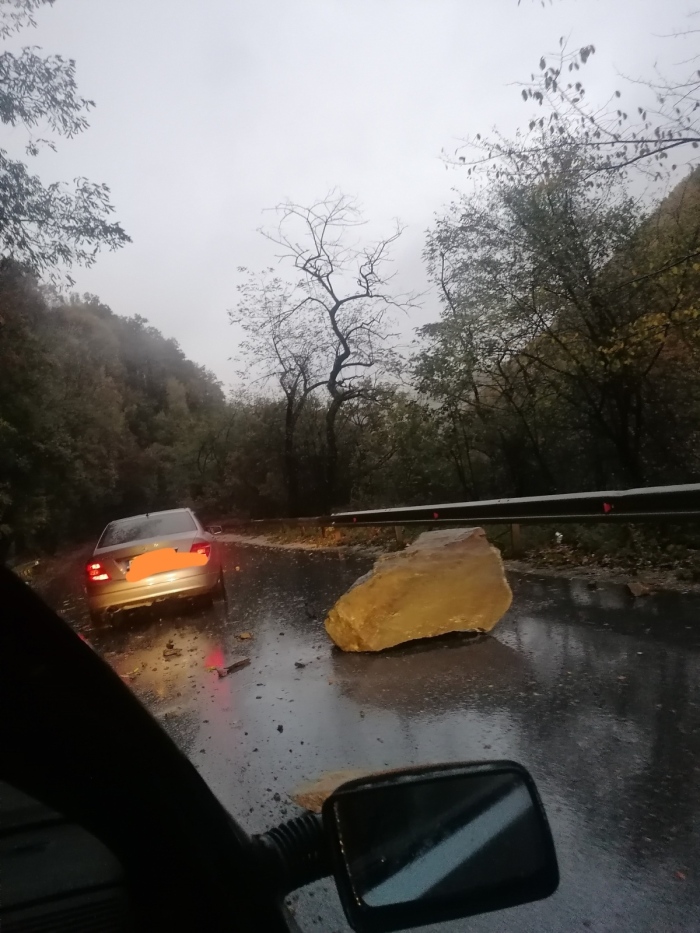 Парче скала падна на пътя Самоков – София