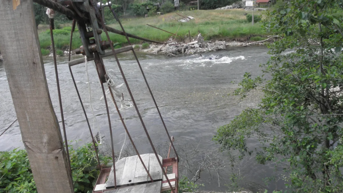 Опасно време! Река Елешница преля по пътя за Рилския манастир, скална маса блокира пътя Самоков - София