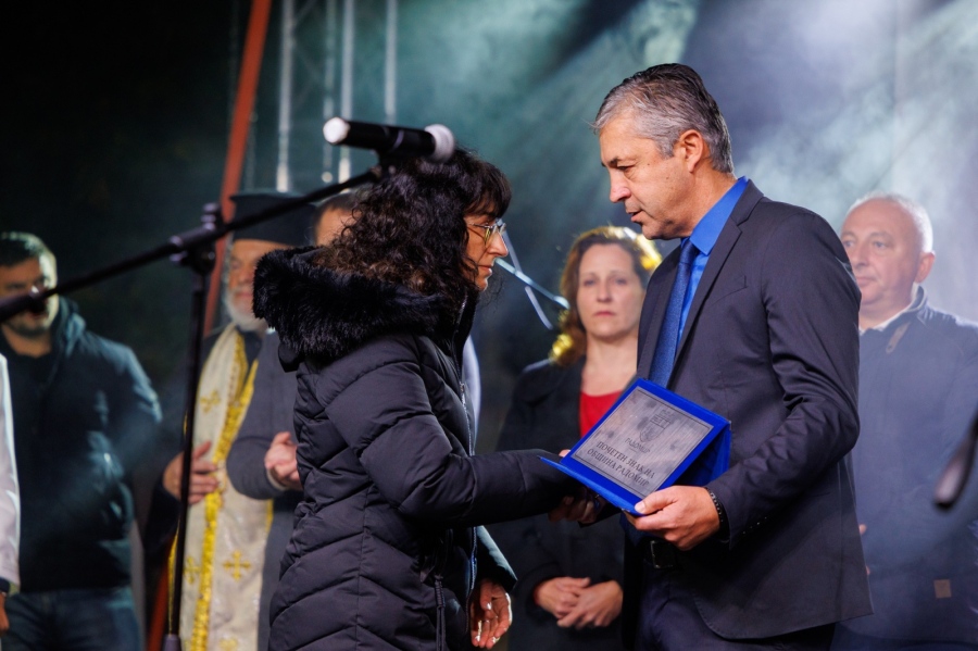 Цял Радомир плака! Майката на починалия писател Иво Христов получи почетните отличия на сина си