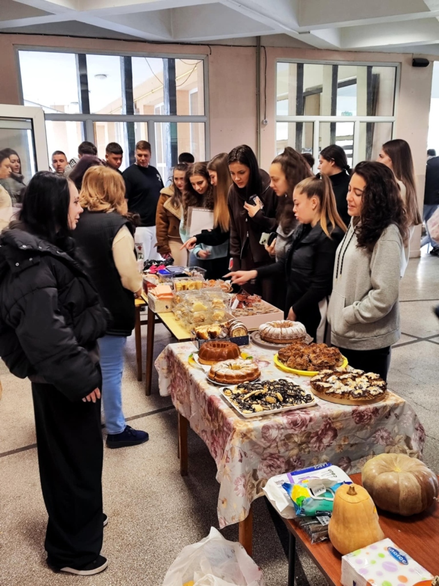 Благотворителен базар изпълни ЕГ „Д-р Петър Берон“ в Кюстендил със сладкиши и щедрост