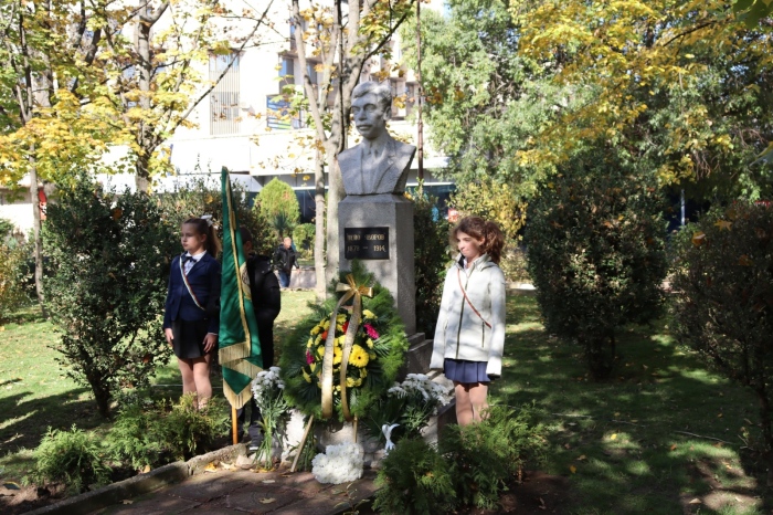 Рецитал и цветя за Яворов в Благоевград