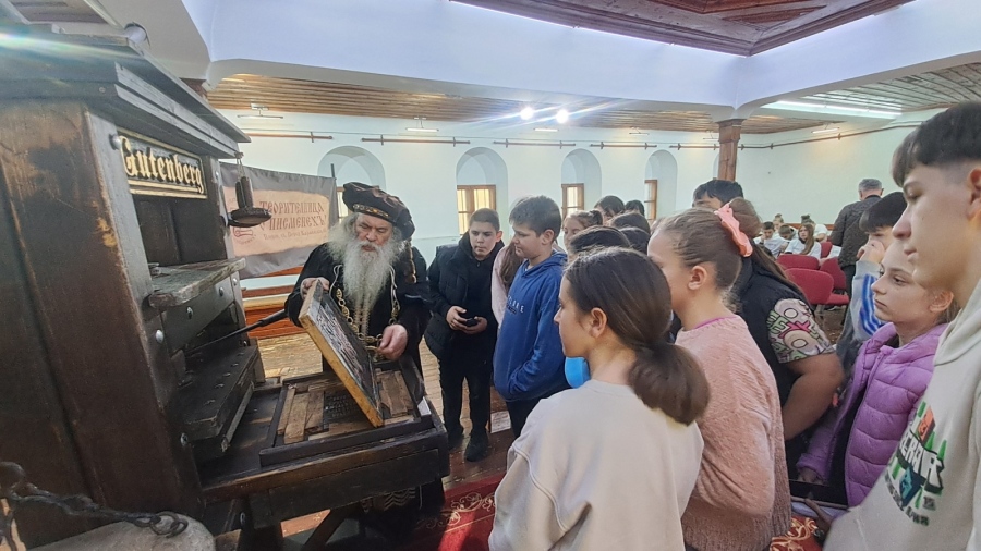 Ученици се докоснаха до пресата на Гутенберг в Кюстендил