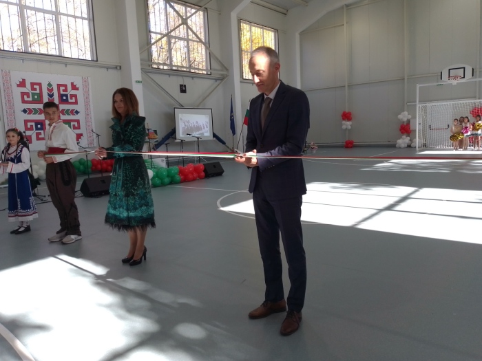 Министър Красимир Вълчев и директорът Гергана Велинова срязаха лентата на физкултурния салон на училището в Крайници