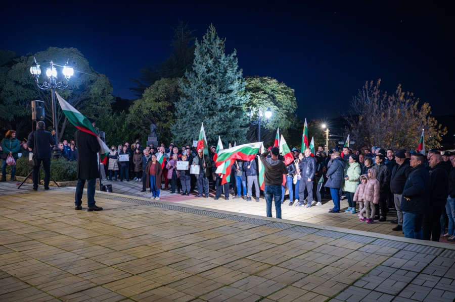 Стотици жители на Сапарева баня излязоха на протест срещу законопроекта за ВиК и \