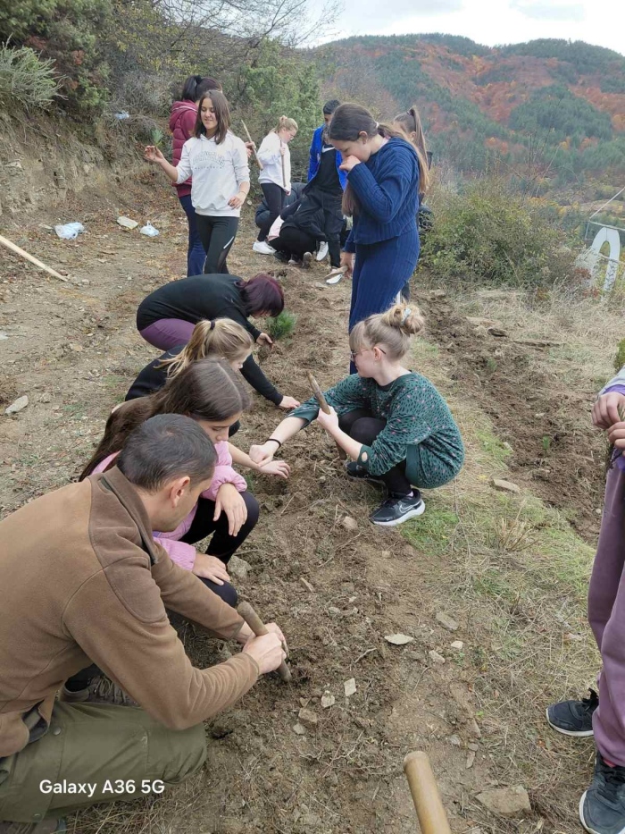 Ученици засадиха 100 дръвчета за 100 години на училището в Горно Дряново