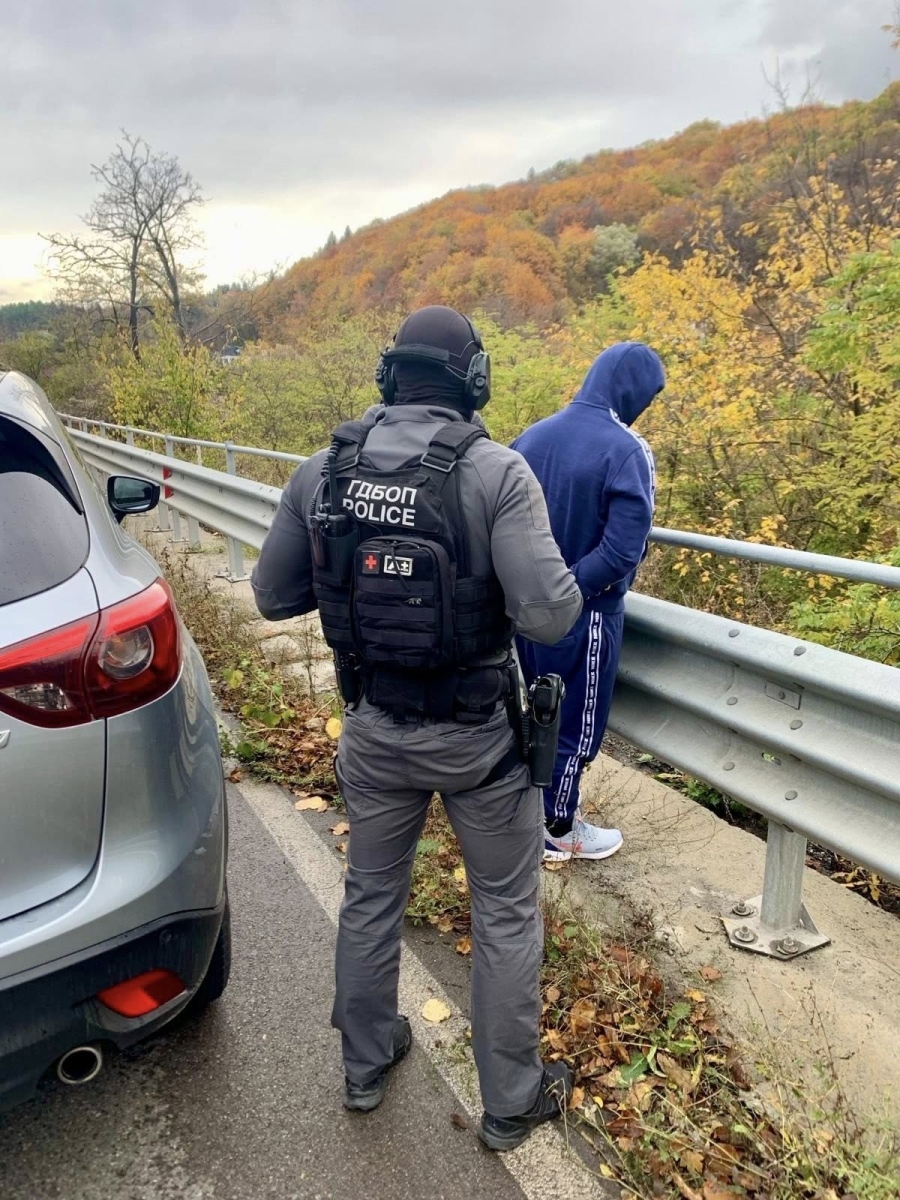 След акция на ГДБОП в Петрич, София и Сливен: Откриха 2,5 кг дрога в пликове и 5000 лв., арестувани са 2-ма