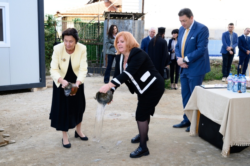 Със символична първа копка започна изграждането на физкултурен салон в ПГИТ \