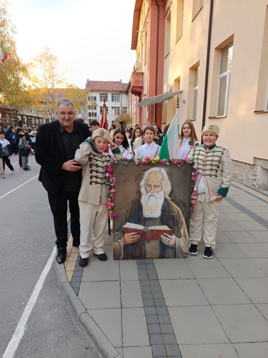 Без забрани, но с позиция: Сапарева баня избра българските будители пред Хелоуин