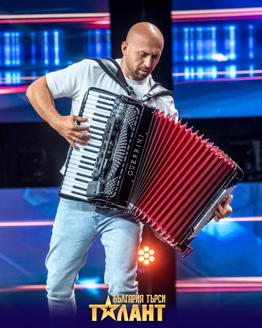 Виртуоз с акордеон! Учител от Благоевград вдигна публиката на крака в „България търси талант“