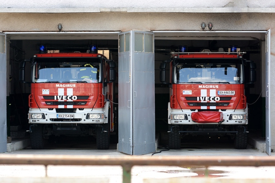 Пожарникарите в Кюстендил реагираха на няколко инцидента: спасиха сгради и автомобил