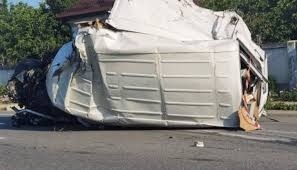 Тир блъсна и обърна микробус  край Струмяни, движението е затворено 