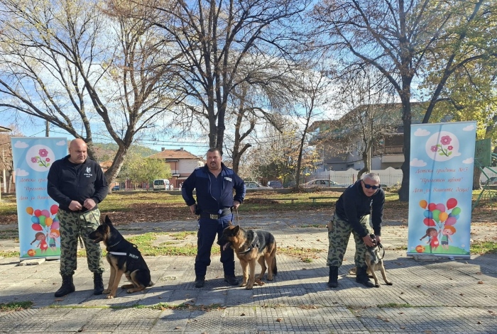Полицаи на четири лапи спечелиха сърцата на малките „щурчета“ в Перник